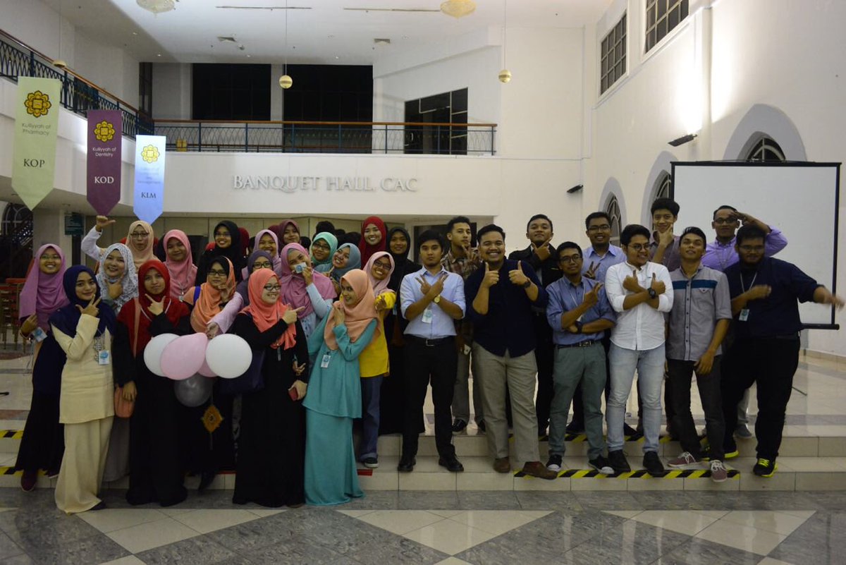 iFahmiSazali's tweet photo. Yang paling menyerlah, yang paling tengah dan yang paling hensem. #tb #EngineeringNight #BusyDanPenat ✌🏻️ https://t.co/QeMuVY3sxy