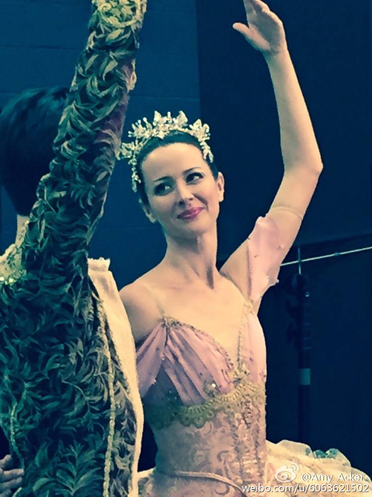 ShootFandomCN's tweet photo. A little behind the scenes of Nutcracker Christmas #AmyAcker https://t.co/TUY6mngIPU