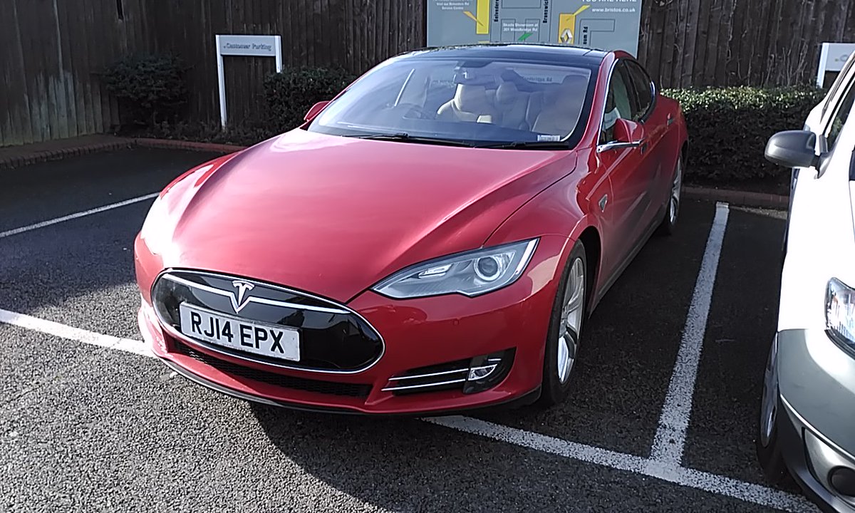 ElectricPete1's tweet photo. Thanks to #ChargemasterUK  Just been out with one of my Customers who borrowed a #TESLA &amp; brought it to show me. #P85 #EVperks #TheFuture https://t.co/P563V1p8AY