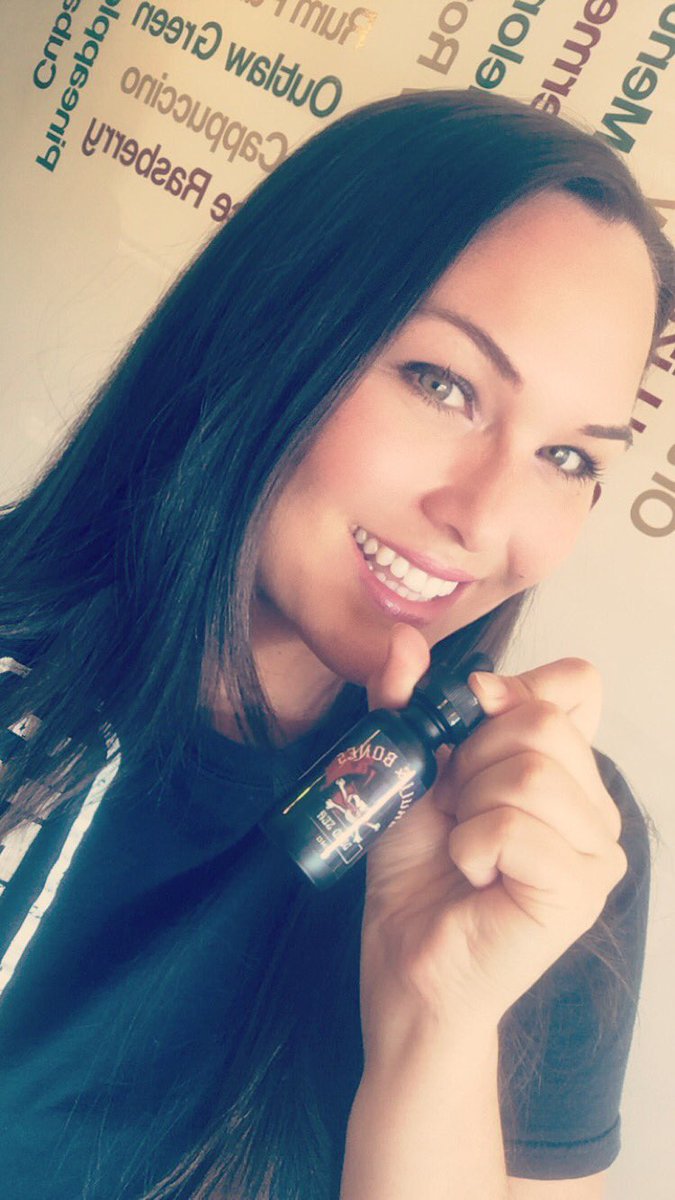 lizrdjuice's tweet photo. My flavor of the day! Skull & Bones line by #lizardjuice called The Dead Sea. Perfect fruit and citrus blend https://t.co/RTXxJrAUni #vape https://t.co/unL5JlPggc