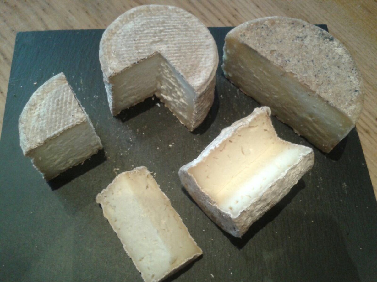 QUESOBA2's tweet image. Queso QUESOBA medalla de bronce World Cheese Awards2016. Leche cruda de vaca de pasto de alta montaña del Valle de Soba con mohos en corteza