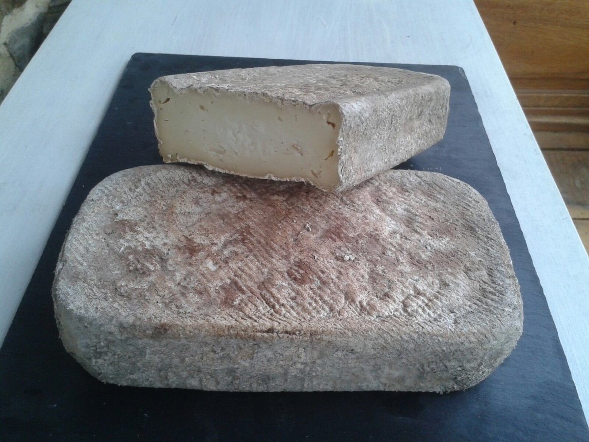 QUESOBA2's tweet image. Queso QUESOBA medalla de bronce World Cheese Awards2016. Leche cruda de vaca de pasto de alta montaña del Valle de Soba con mohos en corteza