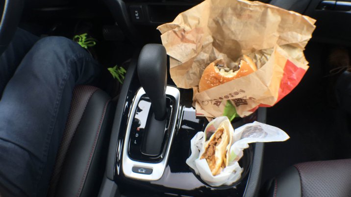 therealautoblog's tweet photo. Shouldn't all fast food fit in your cup holder? https://t.co/vXuBXH9QJD ππ #NationalFastFoodDay #Whopperito https://t.co/WFFBCEpekQ