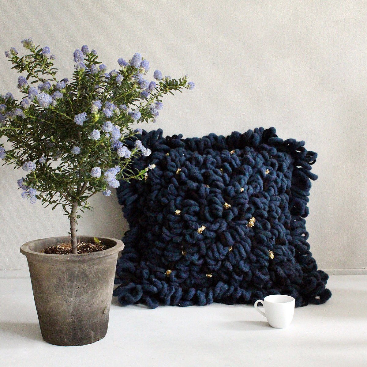 ChalupaStore's tweet photo. Cold weather calls for cozy and soft cushions... and coffee of course. ☕️🌨 Shop at https://t.co/3VoiiND7SP https://t.co/U2xnCc6UuF