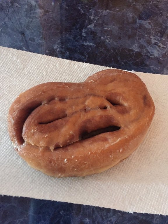Delahuntagram's tweet image. This cinnamon roll looks like an anguished ET.