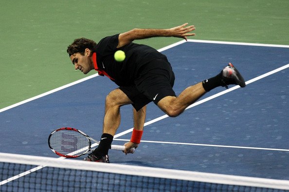 YaSportsLAT's tweet photo. Federer se llevó fácil el primero. 6-3. Y en el segundo sacaba para set 5-4 y 30-15. A sólo 2 puntos de llevárselo también https://t.co/gg5vCijjXg