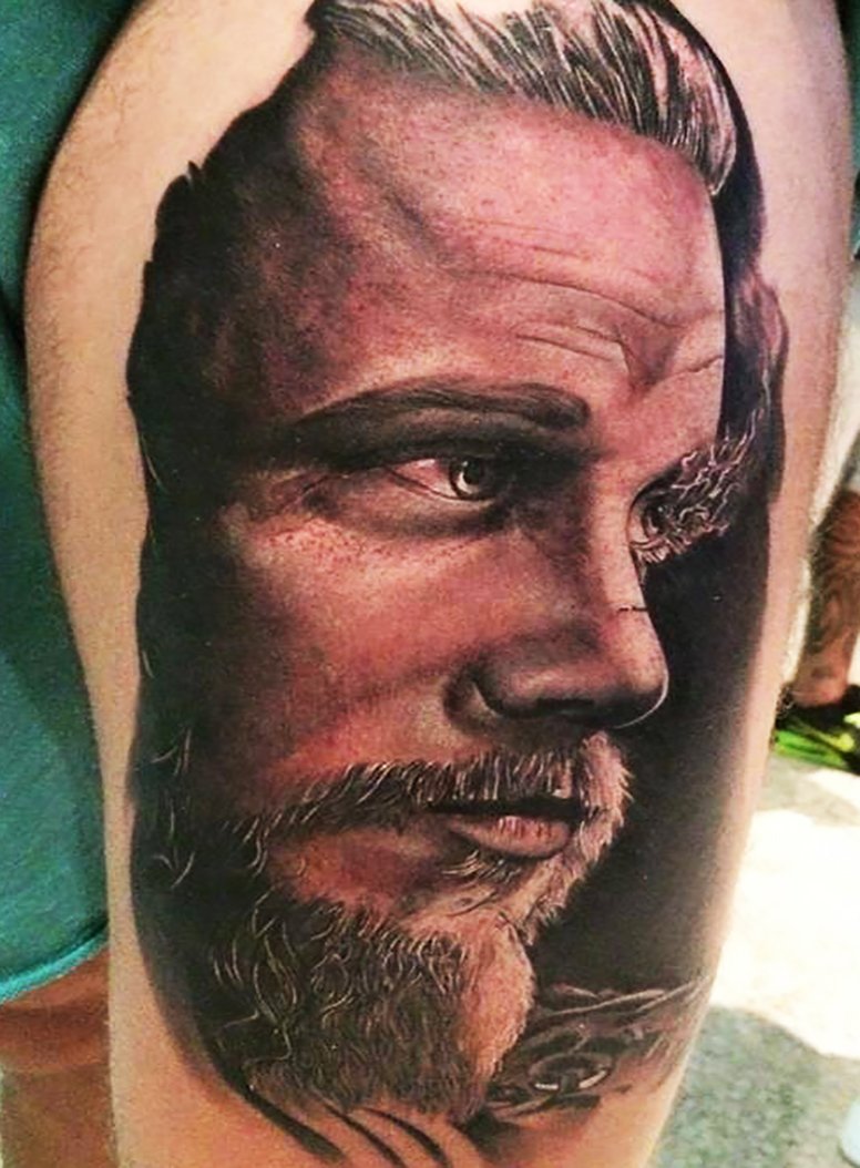 MDeac32's tweet photo. Tatuaje de estilo realista #RagnarLodbrok cc @HistoryVikings #amazingtattoo #besttattoos #amazingink https://t.co/SFVOaYKLep