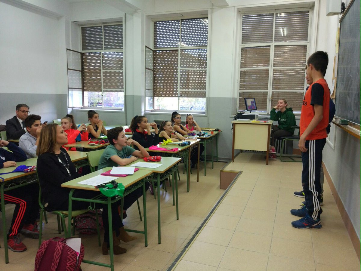 #DGDxT La Consejera <a href="/MaytePerez2/">Mayte Pérez</a> <a href="/gobierno_aragon/">Epoxy Solutions SA</a> visita a los alumnos del Programa de Tecnificación Deportiva Cualificada en el IES Goya