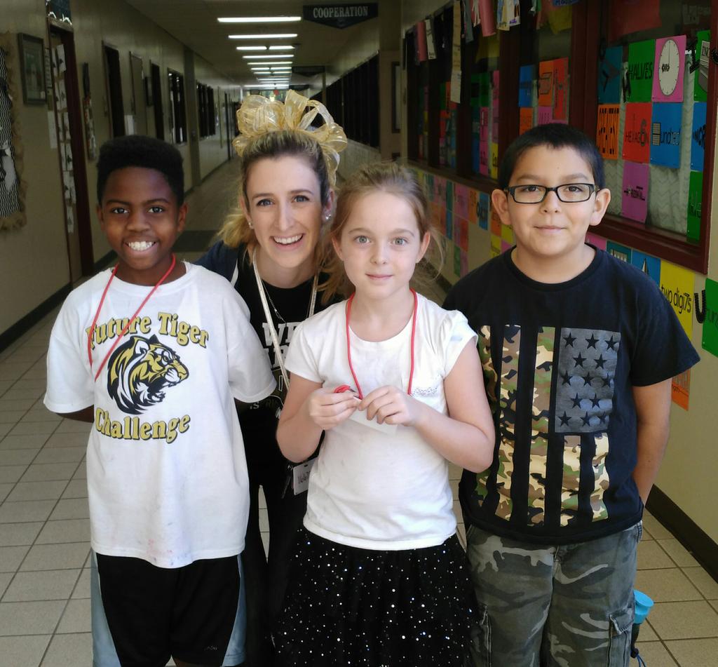 Showing off our Conroe pride in our black, white, and gold! #GenerationTexasWeek #LookingTowardsTheFuture @RiceElementary @KatMazanek ❤️❤️❤️