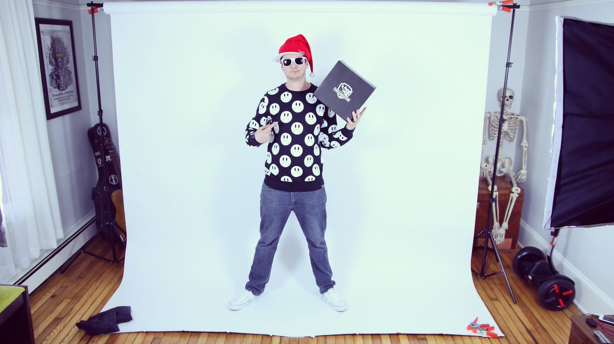 threadbanger's tweet image. Here&apos;s a BTS of the photoshoot for the THREADBANGER HOLIDAY BOX &amp;amp; we&apos;re doing a giveaway! Winners announced on 11/23 threadbangerbox.com/TBGiveaway