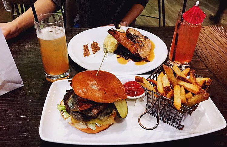 TheRecRoomCa's tweet photo. Sometimes all you need is a #THREE10 burger and a drink with an umbrella in it. #TheRecRoom #TellBetterStories https://t.co/x3kkmtdOWJ