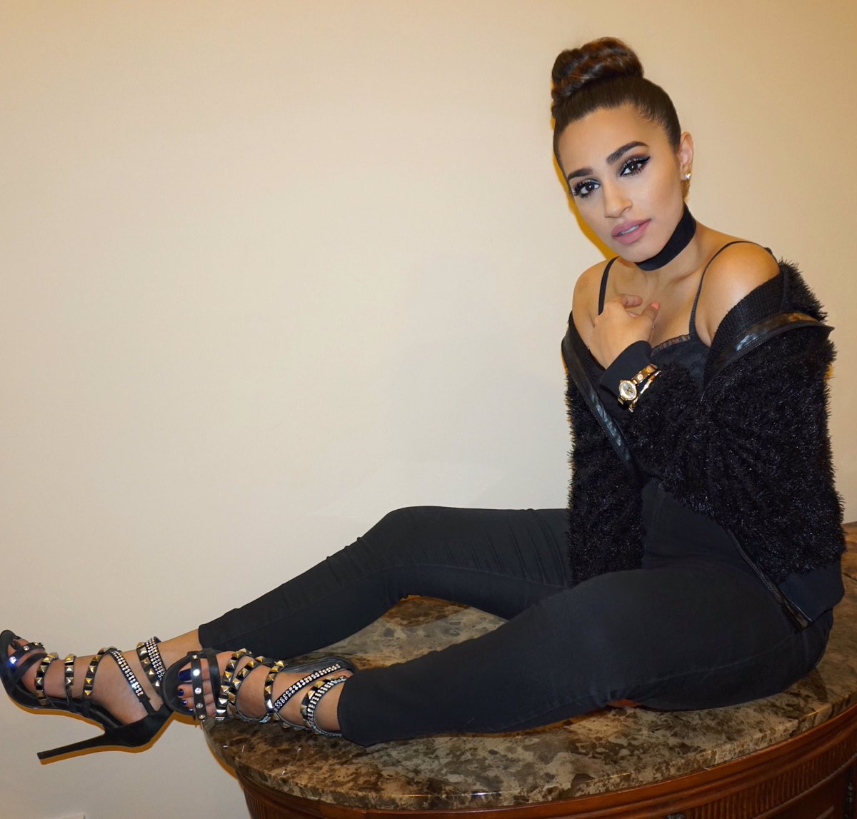 Sweater season is here! Shop this faux fur hoodie now on Zamira-Style.com #ZamiraStyle