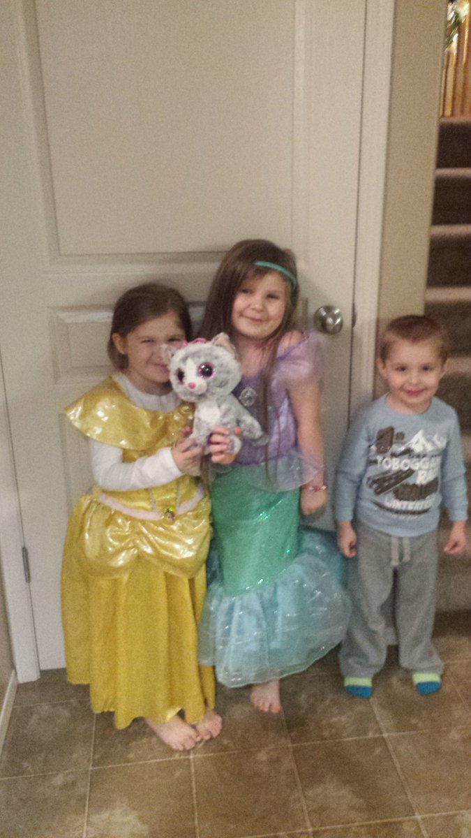 Debslater04's tweet photo. 2 of my babies with their cousin. She is 2 months older then khloe. The similarities are crazy. https://t.co/4NSXgBPqtE