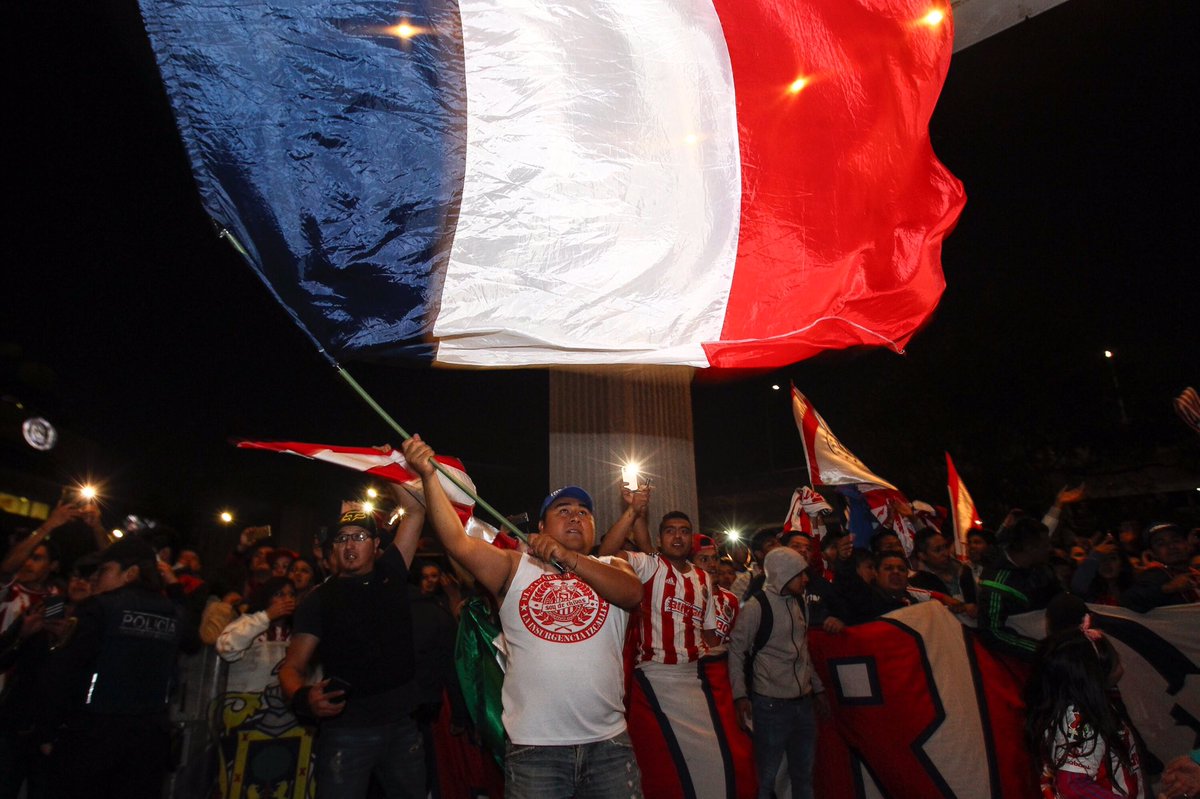 Chivas's tweet photo. ¡Así pintamos la #CapitalRojiblanca! 🇦🇹 ¡Con todo, ChivaHermanos! 👊🇫🇷 https://t.co/ffpW4o69v2