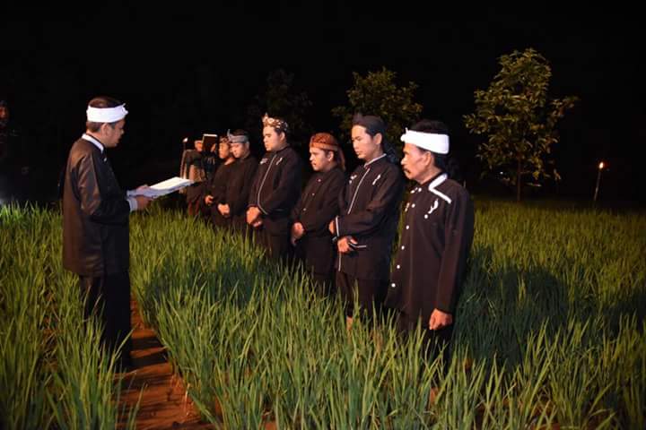 DediMulyadi71's tweet photo. Pelantikan dilaksanakan jam 9 mlm &amp; dilaksanakan di tengah sawah agar Kades terpilih bisa memaknai pertanian &amp; meningkatkan ketahanan pangan https://t.co/wXJefKCNVx