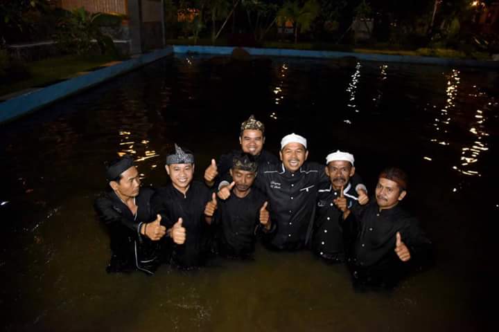 DediMulyadi71's tweet photo. Akhir acara, para kades digejeburkeun ka balong ameh bisa neuleuman kahayang rahayat. https://t.co/F86cUFc6ak