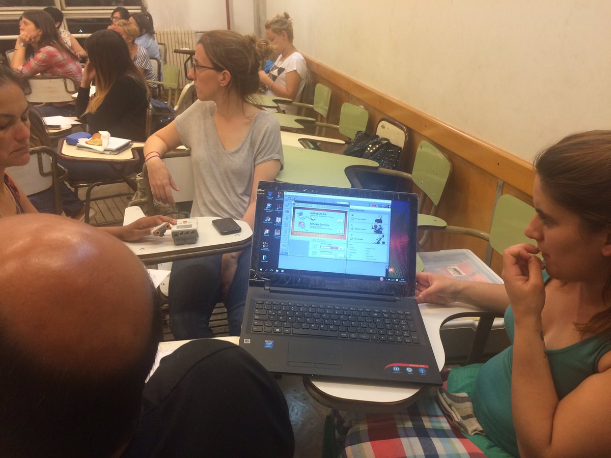 lauramanolakis's tweet photo. Programando con mis estudiantes de la @UNQoficial @martinbergada #LegoEducacion https://t.co/tqcylYW5zD