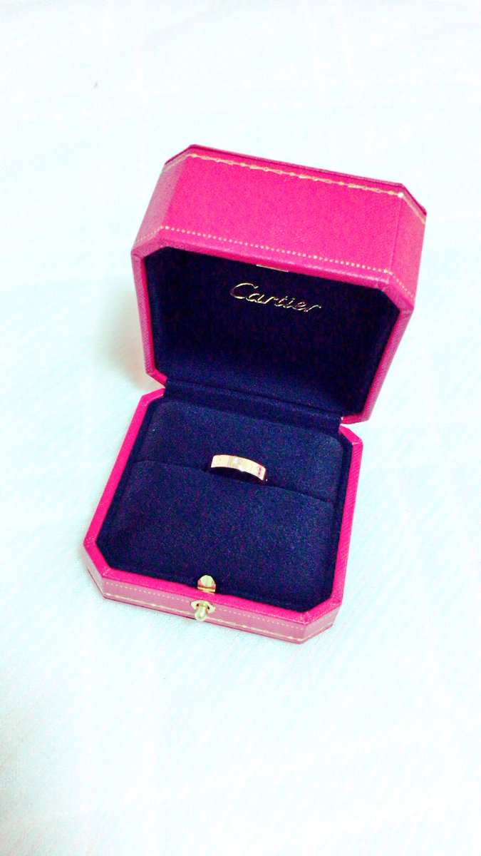 mi_zuki14's tweet photo. 遅めのbirthday present🎁💍💓
誕生日当日なくて、ばーり怒ってたけどそんなん吹っ飛んだ😍😍
色もめっちゃ可愛いし、シンプルでオシャレやし最高✨✨
しかも、精一杯のサプライズ感ある渡し方で😂💕笑
一生懸命、お手紙も書いてくれたし世界一の幸せ者です😍💕
涼君ありがとう💋 https://t.co/mN9Xuij1lS