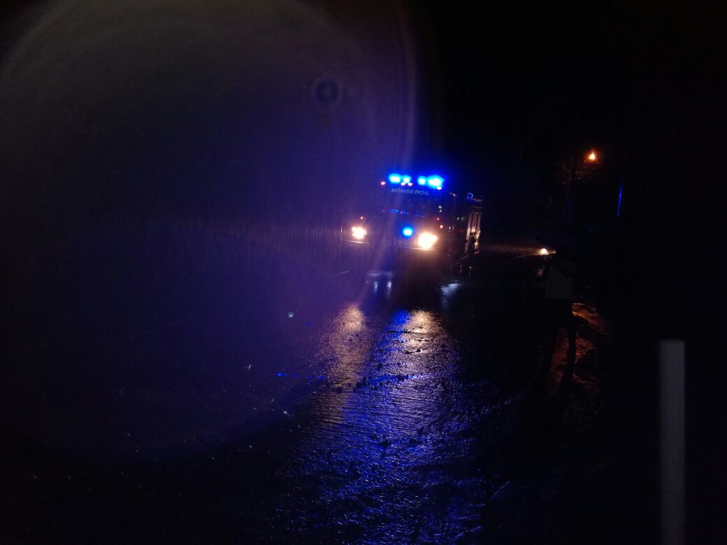 #FTCAyuda <a href="/BugabaBomberos/">Bomberos De Bugaba</a> atiende árbol caído en el área de Volcán,  reportan fuerte lluvia.