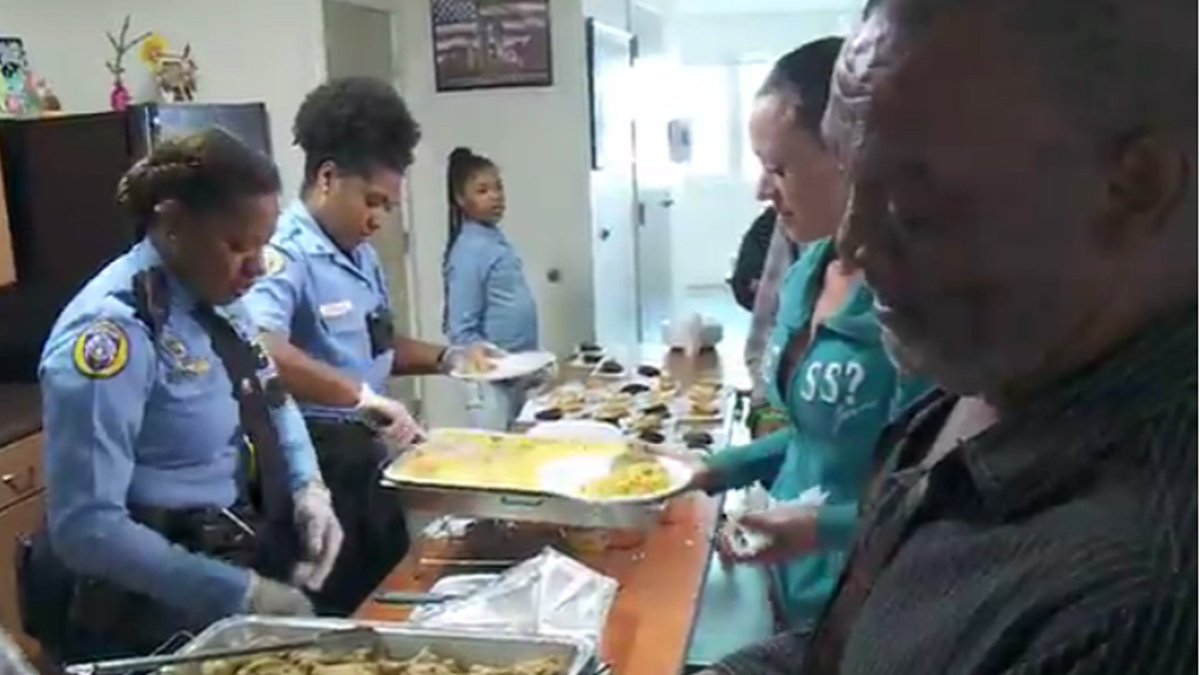 WWLTV's tweet photo. NOPD officers protect and 'serve' meal for Thanksgiving
https://t.co/BYogZ0Rhc6 https://t.co/IqTrqLvZ7u