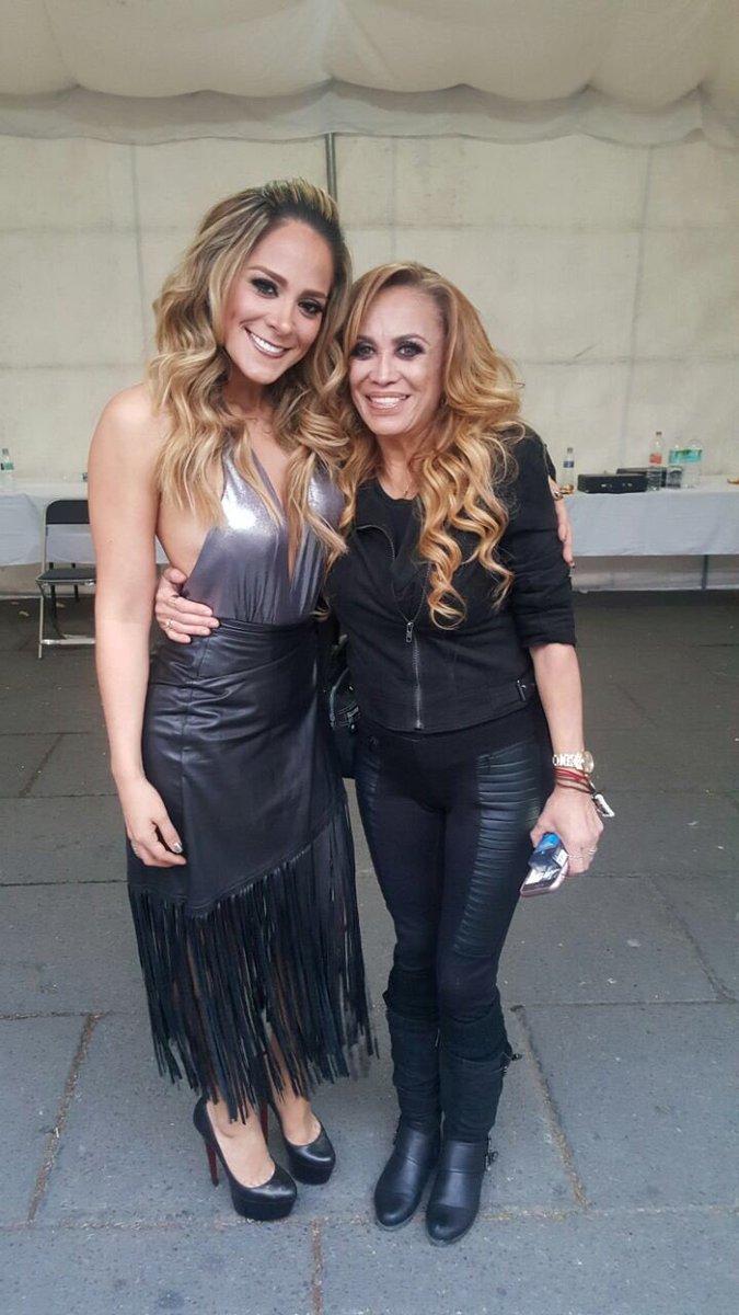 KarinaCatMusic's tweet photo. #Sueterton con pura mujerona 💜🎼☝🏽️ @chicuela @Elicastrogdl @MarthaLazo https://t.co/oBdQUu980b