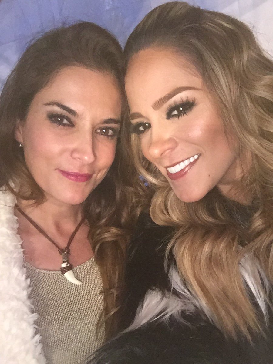 KarinaCatMusic's tweet photo. #Sueterton con pura mujerona 💜🎼☝🏽️ @chicuela @Elicastrogdl @MarthaLazo https://t.co/oBdQUu980b