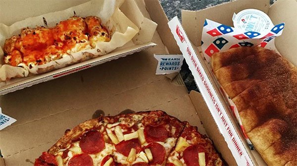 DominosNChicago's tweet photo. Should we eat clockwise or counterclockwise? Order your favorite pizza here!  https://t.co/sgAxTJdKjQ https://t.co/D35YISR15W