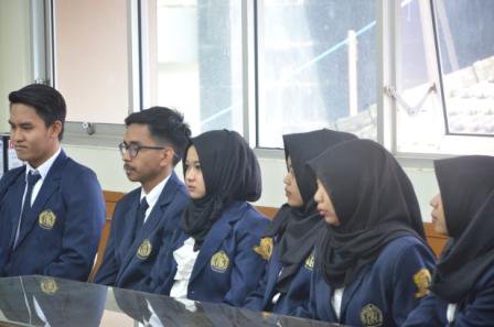 sosekfpub's tweet photo. Pelaksanaan Yudisium jurusan Sosek periode Nopember 2016.. di ruang rapat II Gdg Agribisnis Lt 2..bersama Sekjur @wisynuarigutama @auwlia https://t.co/SYkaMY9m0g