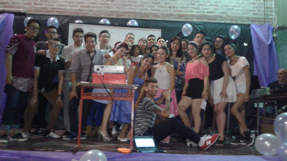 China_CDM_'s tweet photo. 2 días y a muchos de ellos los voy a extrañar porque son amigo de fierro 
#DaleSexto #Naturales https://t.co/ZTQXRxKMfe