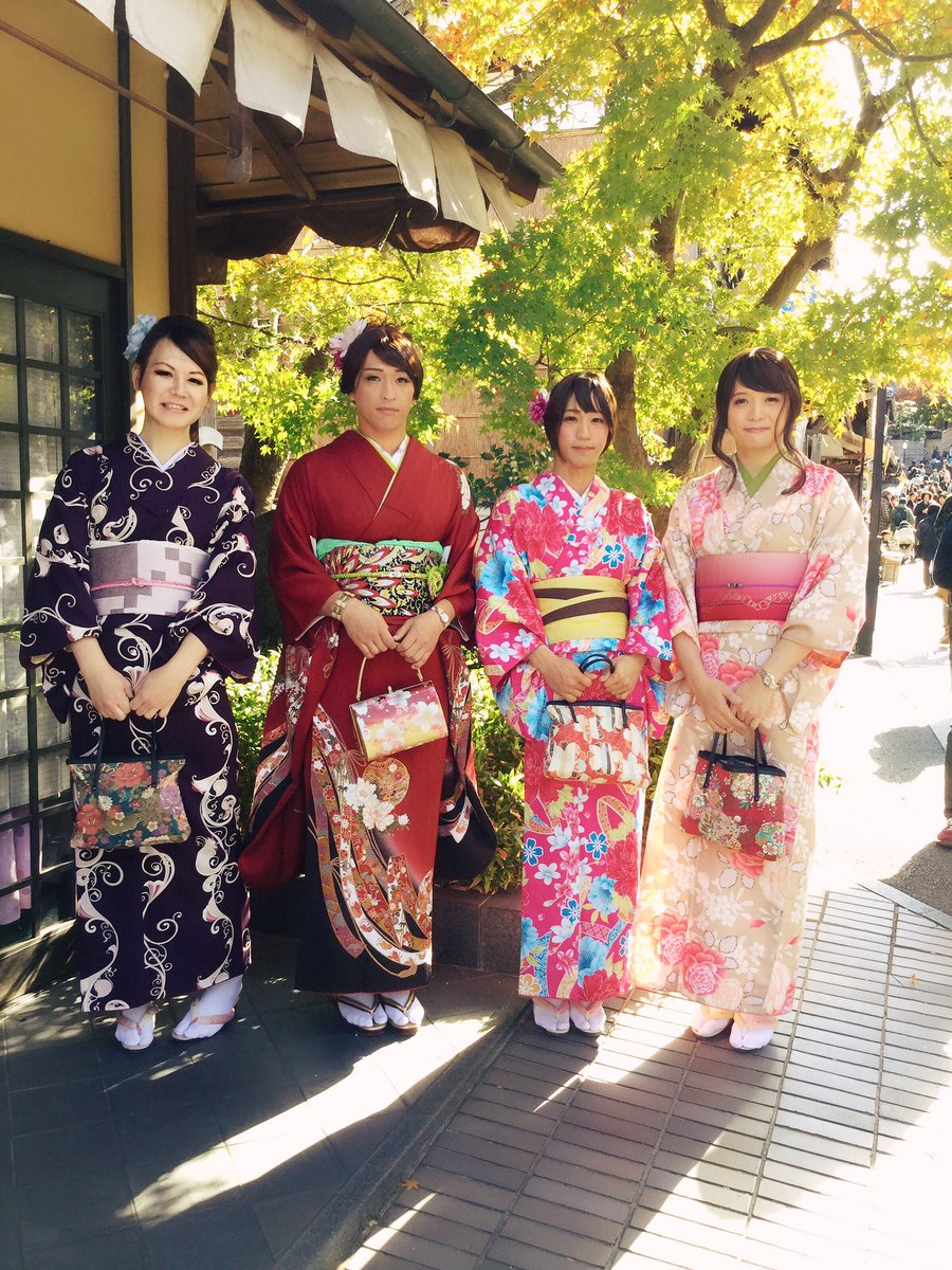 まなみ 愛海 京都で秋 満喫 楽しかった 紅葉もピークを迎え たくさんの観光客で賑わう京都で和装散策 1 5万歩 してきました どの着物を着るか凄く迷い 落ち着いた柄に 綺麗に着付けてもらえて嬉しかったです 3 4枚目は夜間