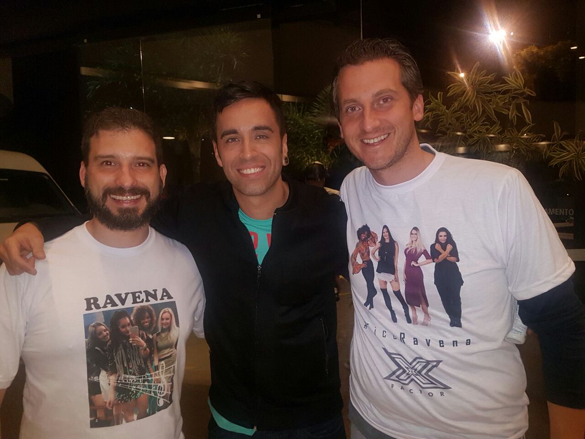 Acadjuris's tweet photo. Eu já sabia e aí garanti a foto.. bacana o cara canta muito e mereceu. #ganhaCristopher #XfactorBr https://t.co/gaSrmRTiUG