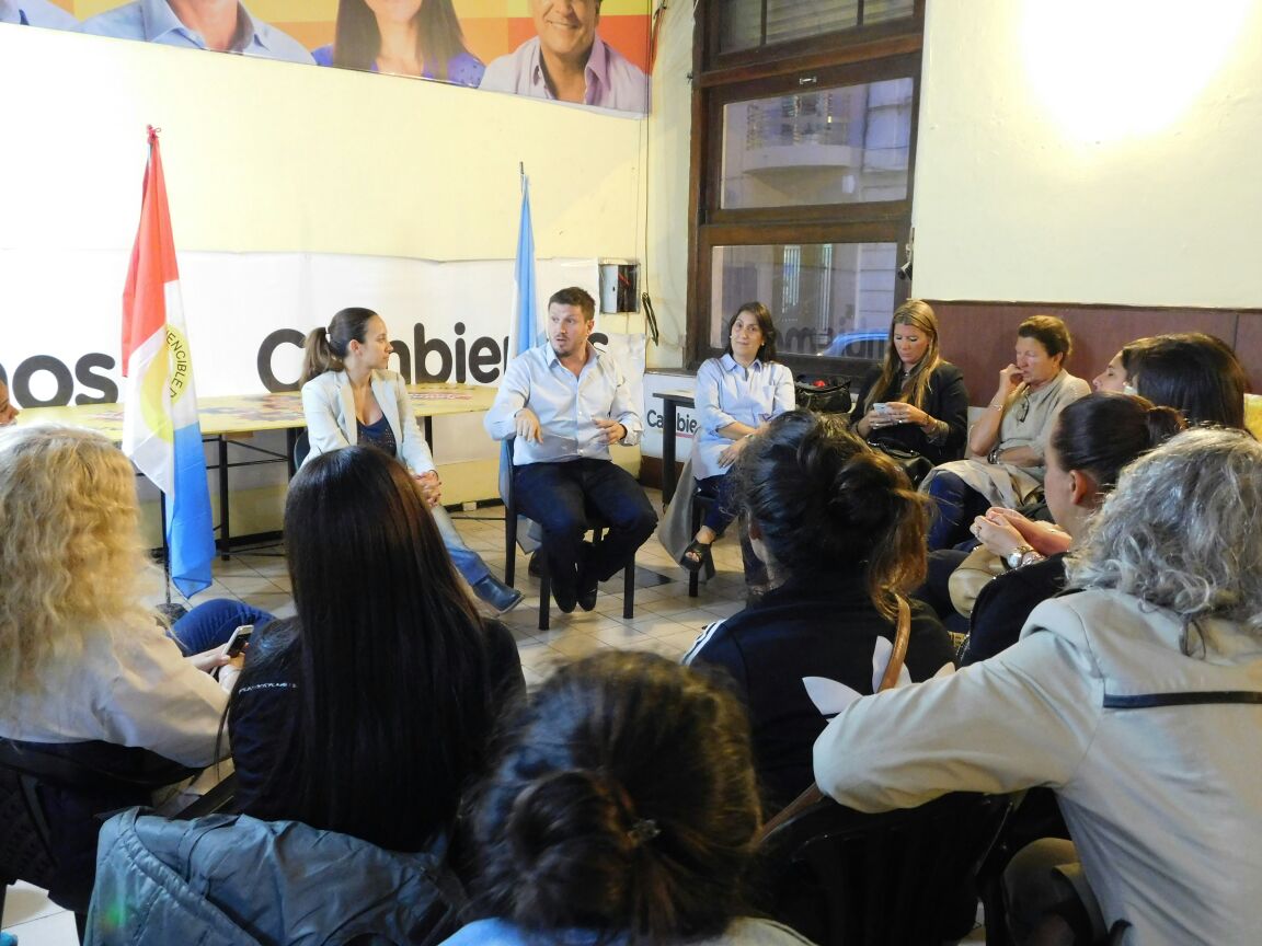 PromujeresRos's tweet photo. #Ahora junto al Diputado Pcial. @fangelini debatimos sobre la Argentina que viene, sumamos ideas para estar cada vez más #CercaDeLaGente https://t.co/vit4Ng5O85