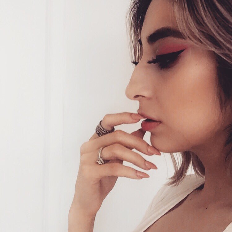 trecirios's tweet photo. @BenefitBeauty Kabrow 
@JeffreeStar #beautykiller palette
@ColourPopCo Swerve Gel Pot Liner
@EylureOfficial lashes
@forever21 golden rings https://t.co/gOQDdTHgBx