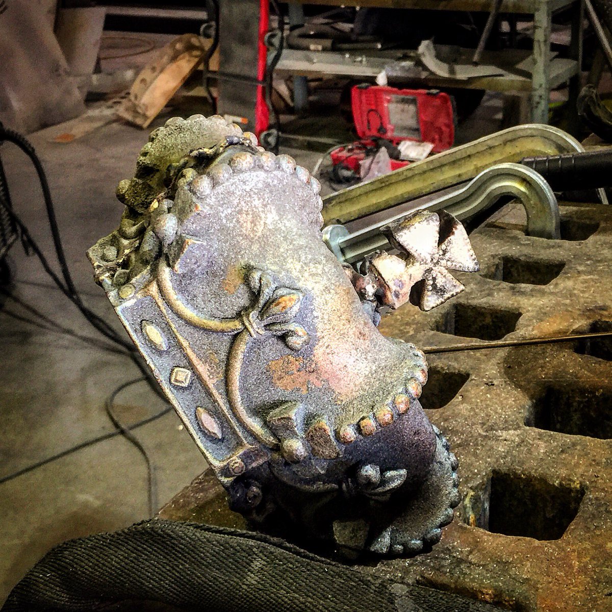 RealmofDesign's tweet image. Work in progress #art #Artist #ScottMcCombs #RealmofDesign #LasVegas #metal #ironcross #Recycle #bronze #crown        #WineWednesday #la