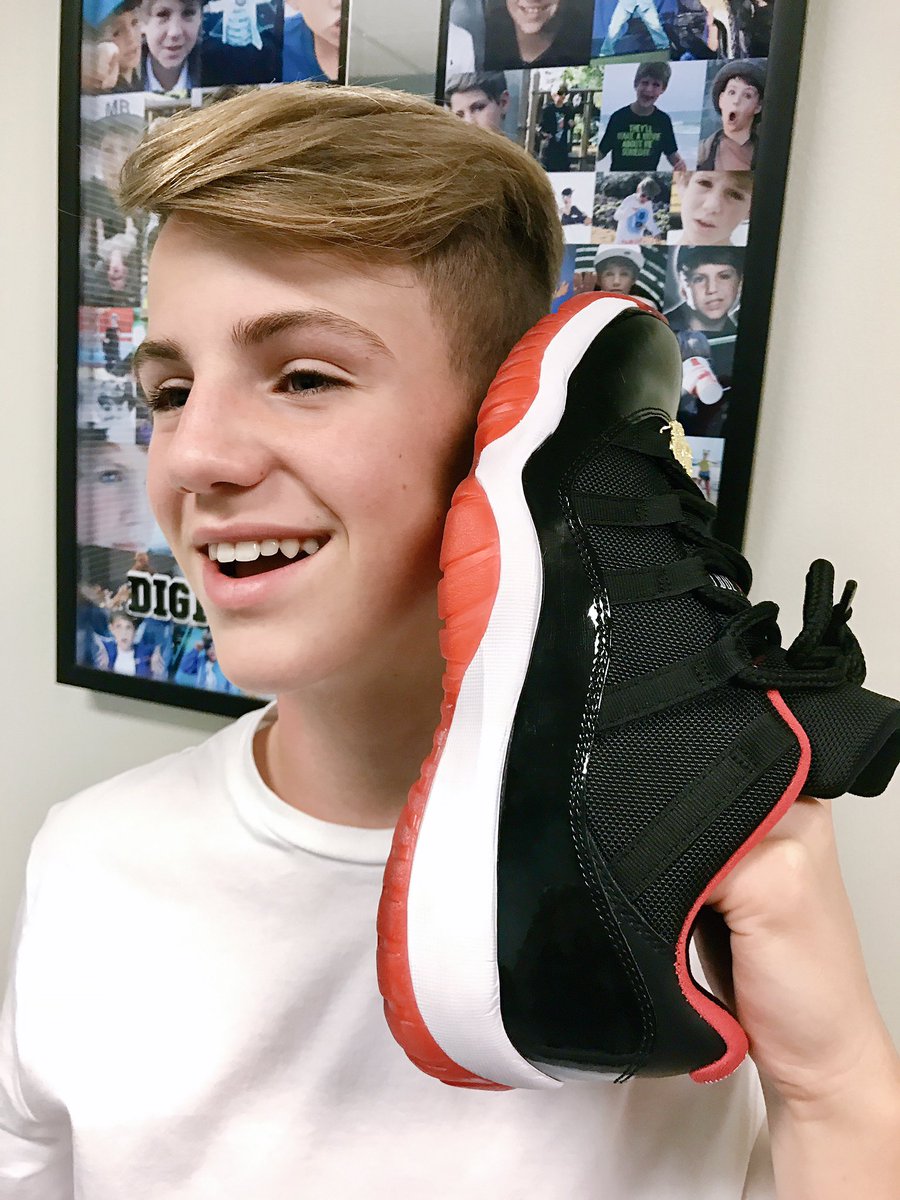 MattyBRaps's tweet photo. Roses are red, violets are blue. Just wanted to call and say I love shoes. https://t.co/SfTJzPHFw4