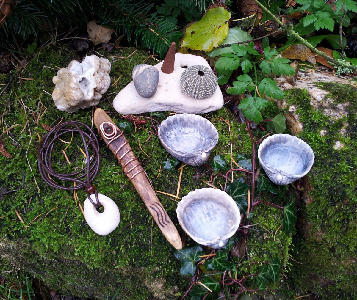 spidertree2013's tweet photo. #SeaWitchAltar #AltarSet #PaganAltar #DriftwoodWand #HagStone #QuartzGeode #SeaGoddess #Pagan #Wiccan #Witch #witchcraft #altar #seawitchery https://t.co/W56gzp25z6