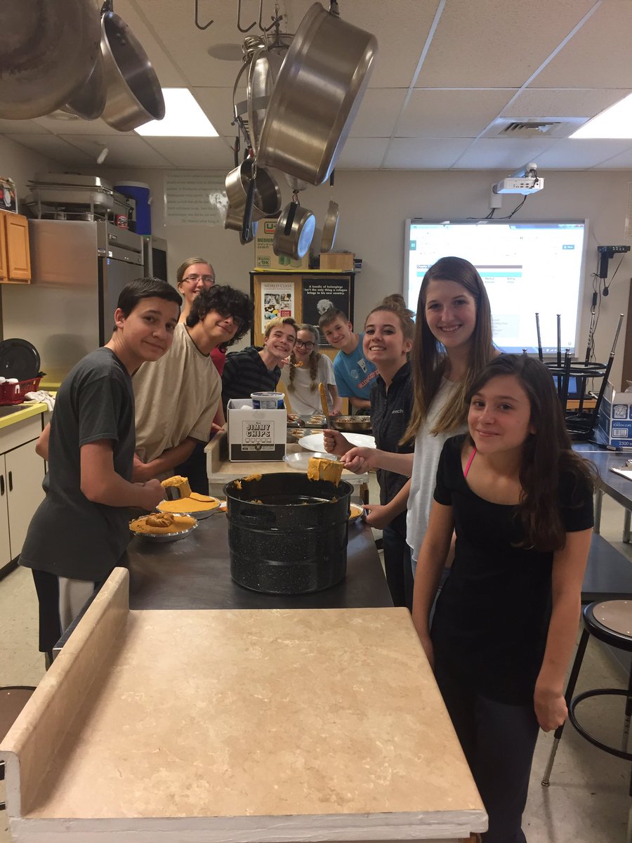 DaleBonavita's tweet photo. PPEC culinary club met today to make mini apple pie and pumpkin pie for Friday's potluck #CulinaryClub #Ppec49
#District49 https://t.co/b41Hdf1Oai