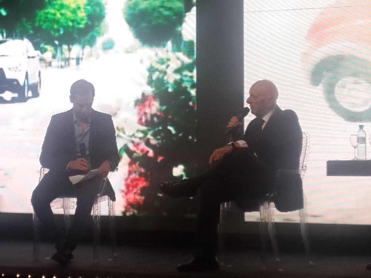 mujeryautomovil's tweet photo. Arturo Scalise junto a @matiasmartin recorre los primeros 25 años de #MitsubishiArgentina https://t.co/biPIvYwsxK