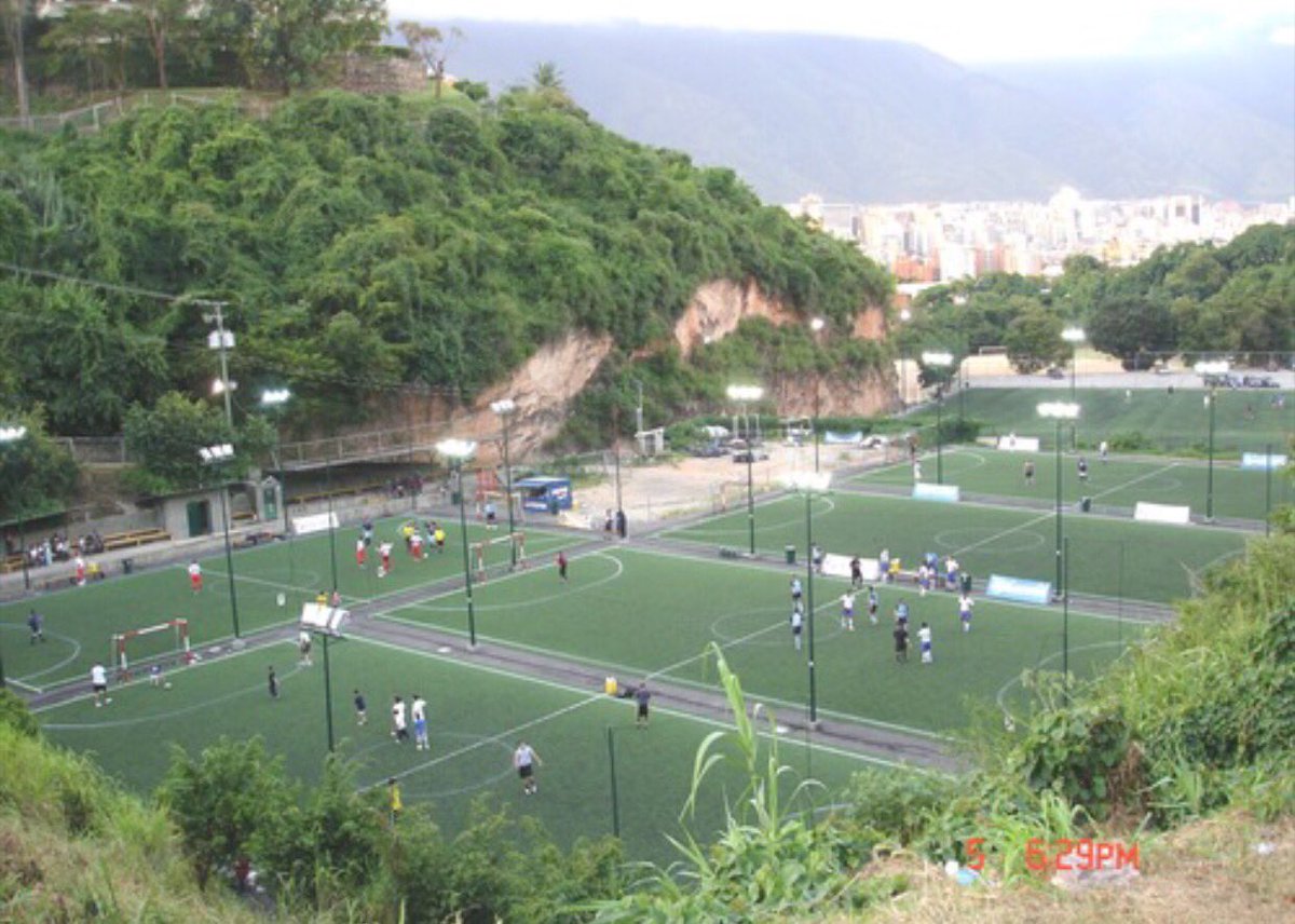 los_pius2017's tweet photo. Nada como ir de chamo a las clasicas futboladas en la guacamaya! ⚽️ #10 https://t.co/d1V7RgQsW5