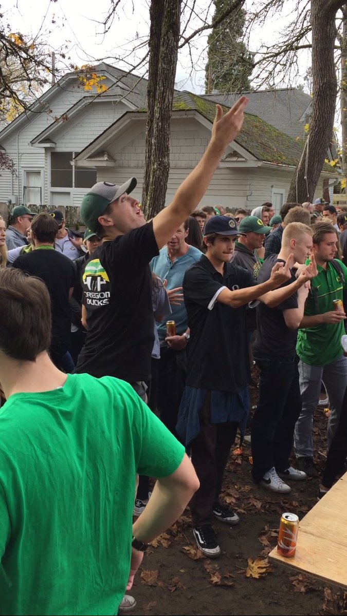 die4lyfe's tweet photo. University of Oregon hucks ππ»π² #Beerdie #Die4lyfe #d4l #Dieislyfe Thx @maxgranick https://t.co/3uKgidkWNh