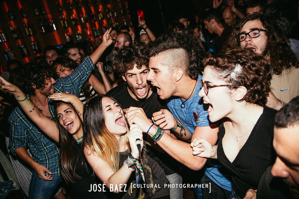 Cuando vas a un concierto y te encuentras en un #SingStar en vivo y en directo 🎙💥😂 Solo ocurre en los conciertos de @JagermusicSpain