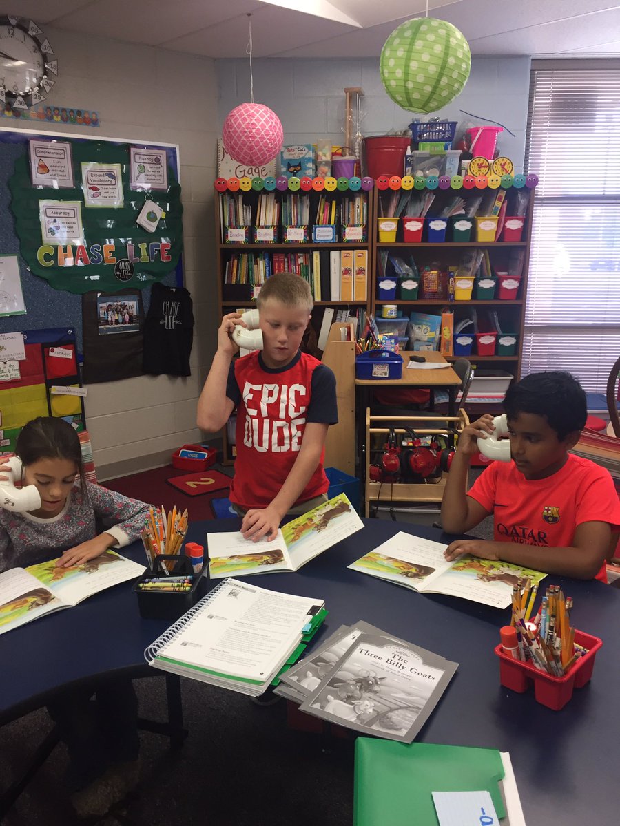 LauraGage4's tweet photo. Lots of fluency practice and word study review going on in book clubs today @HoffmanTrailsEl https://t.co/5QNZwsCb7E