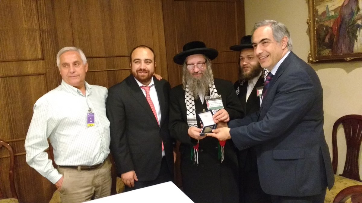 ConPalestina's tweet photo. Senado entrega medalla de reconocimiento Rabinos de Naturei Karta @chahuan @Carla_Amtmann @EvaRayen @nicolahadwa https://t.co/DwtzOsk4kN