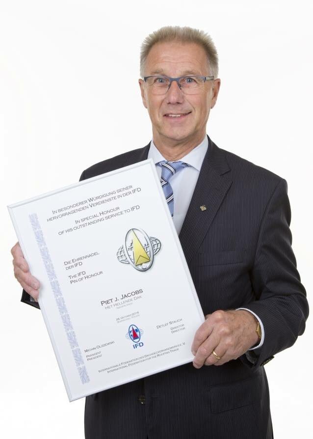 RoelJacobsDak's tweet photo. Dakdekkersonderscheiding voor Piet Jacobs #dakdekker https://t.co/A8yjeIjIT8 https://t.co/62S3AfK9vM