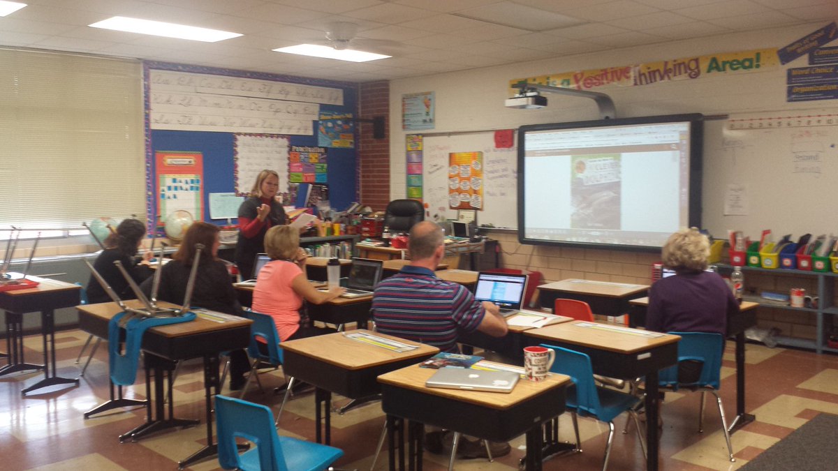 princAmyMay's tweet image. @APFalcons Elem teachers are learning about MacinVIA today. ♡ our PD days! #lifelonglearners #technologyinclassroom
