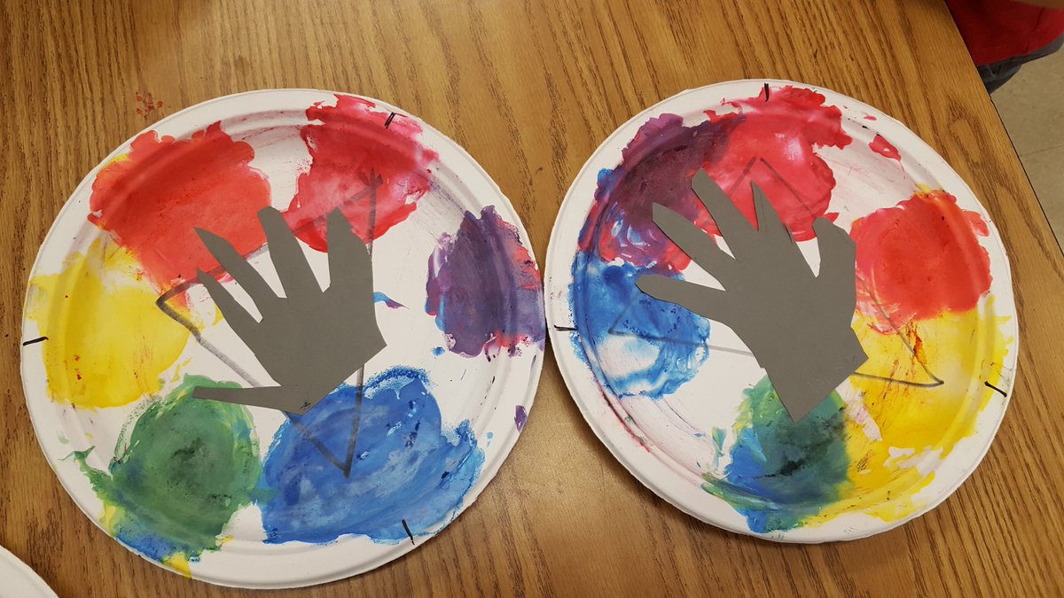 artroommadness's tweet photo. Kindergarten Color wheel Frisbee- Functional art @BCreekElem #funartproject @NewHanoverCoSch @jenniferlagarde https://t.co/Tc65iO9Nw2