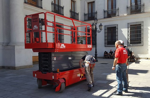 Alo_Lift's tweet image. #AloTraining imparte curso con equipo #ALOLIFT #140W certificación IPAF en Palacio #LaMoneda #Chile #trabajoenaltura bit.ly/2fZwVCP