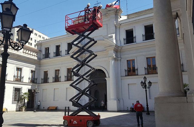 Alo_Lift's tweet image. #AloTraining imparte curso con equipo #ALOLIFT #140W certificación IPAF en Palacio #LaMoneda #Chile #trabajoenaltura bit.ly/2fZwVCP