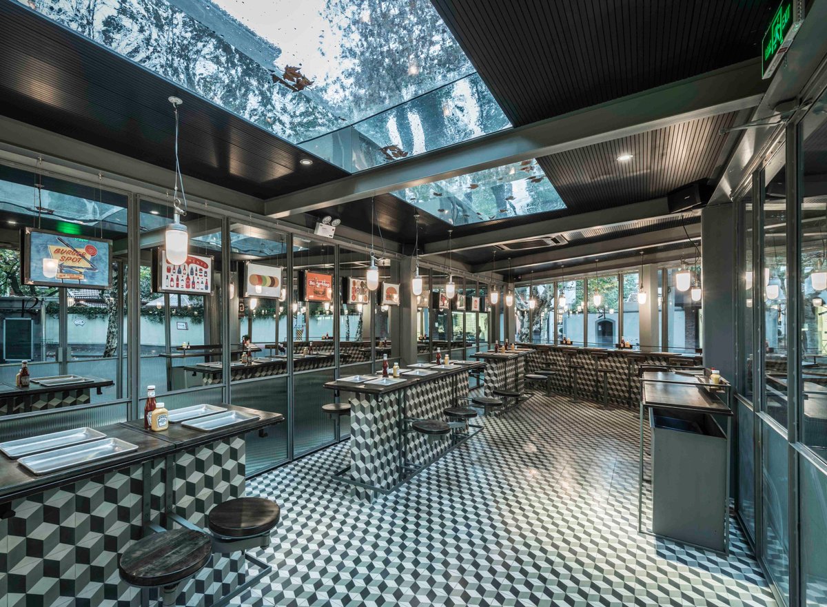 AzureMagazine's tweet photo. Rachel's Burger by @neriandhu has won best design in the bars/restaurants category at World Festival of Interiors: https://t.co/gxwlYwNNRI https://t.co/Jaxrd19S2O
