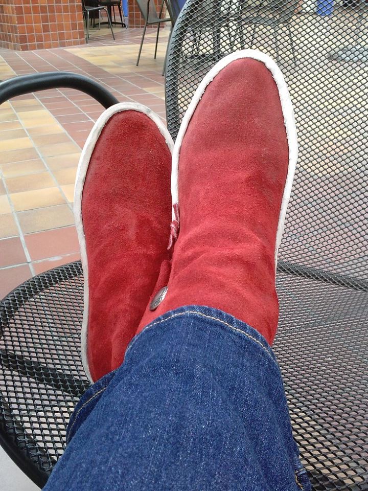TheAutry's tweet photo. Wear your moccasins & #RYM2016 or #RockYourMocs this week! Read more via @indiancountry https://t.co/Flq476Wpy0 https://t.co/E2YKqlIBJs